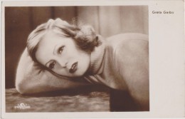 Carte Photo ,artiste , Actrice,greta Garbo,belle Et Maquillée,accoudée,1925 - Pin-Ups