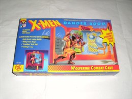 X-MEN / Wolverine  Combat  Cave - Toy Memorabilia