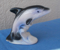 Dauphin Miniature  En Porcelaine, Hauteur 3.7 Cm, Objet De Vitrine - Animals