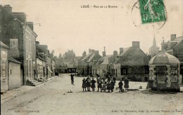 CPA  LOUE ,   Rue De La Barrie   Avec Un Groupe D'enfants Et Les Commerces - Loue