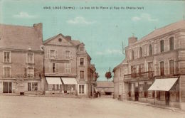 CPA  LOUE ,   Le Bas De La Place ,la Rue Du Chêne Vert  Et Les Commerces - Loue