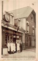 LOUE    La Maison HERIVEAU   Coiffeur ,café ,bureau De Tabac  Et Les Commerçants Devant Le Magasin - Loue