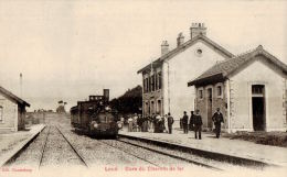 LOUE  La Gare Du Chemin De Fer  Et Sa Locomotive à Loué - Loue