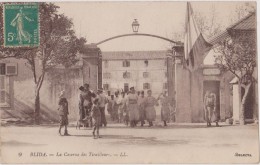 Cpa,la Caserne Des Tirailleurs ,blida ,algérie,avec Timbre,drapeau Français,afrique,tirailleur,militaire,timbre 1910 - Blida