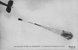 MAURICE BLANQUIER AVEC DEDICASSE  CARTE PHOTO  UNE DESCENTE  LE PARACHUTE COMMENCE A  S OUVRIR 1920  ETAT IMPECCABLE - Parachutespringen