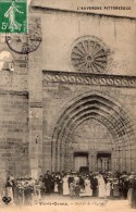 VIC-LE-COMTE PORTAIL DE L'EGLISE JOUR DE MARIAGE - Vic Le Comte