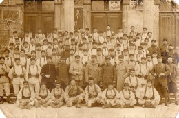 CPA 1053 - MILITARIA - Carte Photo Militaire - Soldats  N° 158 Sur Les Képis Devant Les Portes D'un Théatre  PARIS ?? - Regimenten