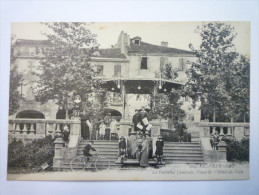 VIC-FEZENSAC  (Gers)  :  La  FONTAINE  Centrale  ,  Place De L'Hôtel De Ville   - Vic-Fezensac