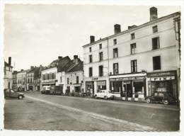 LENCLOITRE - La Place   -  CPM Dentelée. Très Belle Carte Voitures 4 CV , 2 Cv Etc - Lencloitre