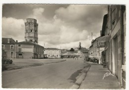 CHARROUX  - Place Du Centre .   CPM Dentelée.. - Charroux