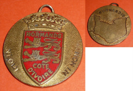 Médaille En Métal Doré, Normandie, Armoiries Devise, "Ni Oui Ni Non", Cote D'Ivoire - Otros & Sin Clasificación