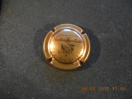 Capsule De Champagne NICOLAS FEUILLATTE Lettres Noires Sur Fond Vieil Or - Feuillate