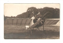 Carte Photo : Un Homme Et Une Femme Dans Un Aéroplane Au Sol . - Sonstige & Ohne Zuordnung