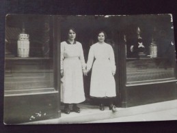 TOXICOLOGIE - PHARMACIE - Vendeuses Sur Le Pas-de-porte - Vitrine - Carte-photo - Non Voyagée - Altri & Non Classificati