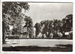 CPSM LE MESNIL SAINT DENIS (Yvelines) - Mutuelle Générale Educ. Nationale : Château De La Verrière Le Terrain De Sport - Le Mesnil Saint Denis