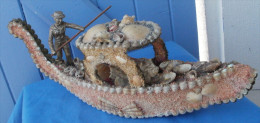 Gondole Decorative VINTAGE En Sable Et Coquillages, Conduite Par Un Gondolier - Popular Art