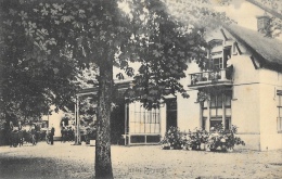 Zeist - Hôtel Pyramide - Voiture à Cheval Devant L'Hôtel - Zeist