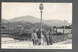 BEHOBIE - BEHOBIA - Gendarmes Et Douaniers Français Et Espagnols Sur Le Pont International, Poteau Frontière - Béhobie
