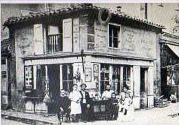 43 SAUGUES Carte Double ,reproduction, Vue D´une Veritable  Maison De Brocante Place Du Portail - Saugues