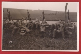 NK-03  Militär Militaires Au Repos Après L'effort. Manoeuvres, Manoever. Fusils D'assaut. Brugser Colombier - Colombier