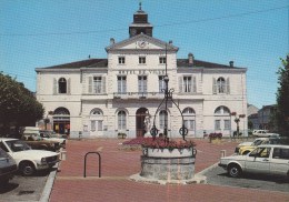 CPM Ruffec L'hôtel De Ville (construit En 1834) Et La Place - Ruffec