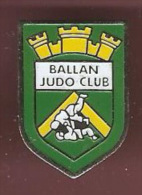 40793- Pin's.Ballan Judo Club Au Dojo De Ballan-Miré . - Judo