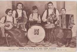 Cpa,jazz,troupe Fallone,rare,plus Petit Jazz De L´époque Accompagné Du Plus Petit Accordéoniste,agé De 7 Ans - Musique Et Musiciens