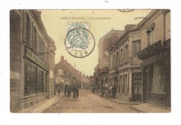 CPA : 80 - Nesle - Rue Gambetta : Animation - Magasins - Immeubles - Colorisée - Nesle