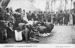 BENIN (DAHOMEY) UN GROUPE DE FETICHEURS - Benín