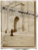 - Photo Ancienne - Sur Papier Fin,  Femmes Devant La Cathédrale D'ASTI,  Monument, Dim : 12 X 9 Cm, TBE, Scans. - Orte