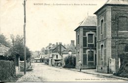 N°2369A -cpa Routot -la Gendarmerie Et La Route De Pont Audemer- - Routot