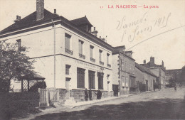 La  Machine  La  Poste. Telegraphes  Postes  Telephones  Caisse D'Epargne. Des Clients Postent Leur Lettre Dont Un Pretr - La Machine