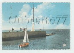 Courseulles-sur-Mer (14) : Sortie D´un Voilier Dériveur Du Port Et Vue Sur La Jetée Calvaire  En 1960 (animé) GF. - Courseulles-sur-Mer