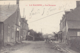 LA  MACHINE  Les  Baraques;  Groupe D'enfants, Attelage. Quelqu'un Sur Presque Chaque Pas-de-porte. - La Machine