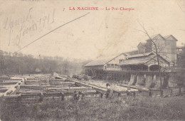 LA  MACHINE  Le  Pré-Charpin. Carte Animée. Dans Le Pre Une Femme, Un Homme Chapeau Melon Et Un Garconnet En Casquette. - La Machine