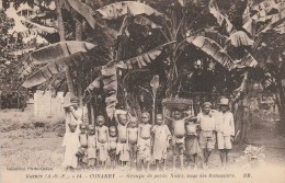 GUINEE - CONAKRY - GROUPE DE PETITS NOIRS SOUS LES BANANIERS - Guinea