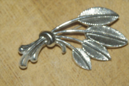 BROCHE Métal GERBE De FEUILLES - Brochen