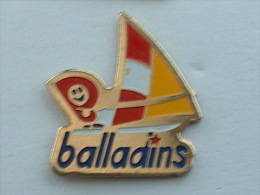 PIN´S  PLANCHE A VOILE - BALLADINS - Sailing, Yachting