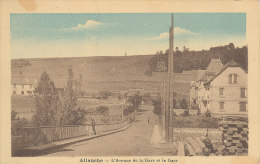 15 // ALLANCHE   L'avenue De La Gare Et La Gare   Colorisée - Allanche