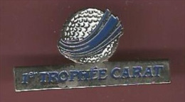 40889-Pin's..Golf.trophee Carat.signé Badge Impact - Golf