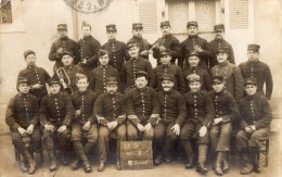 CPA 1115 - MILITARIA - Carte Photo Militaire -  Soldats N° 29 Sur Les Cols à La Caserne Des Tourelles  PARIS - Personen