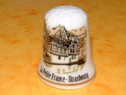 Dé à Coudre En Porcelaine - STRASBOURG La Petite France - E5 - Thimbles