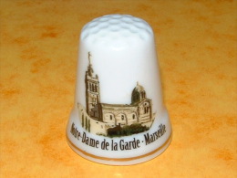 Dé à Coudre En Porcelaine - MARSEILLE Notre-Dame De La Garde - E8 - Vingerhoeden