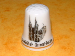 Dé à Coudre En Porcelaine - CLERMONT-FERRAND La Cathédrale - E11 - Fingerhüte