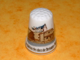 Dé à Coudre En Porcelaine - NANTES Le Château Des Ducs De Bretagne - C13 - Ditali Da Cucito