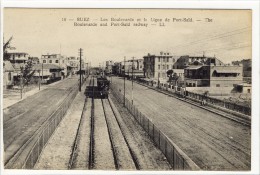 Carte Postale Ancienne Egypte - Suez. Les Boulevards Et La Ligne De Port Saïd - Chemin De Fer - Sues