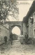 38 - Bressieux - Cpa Animée - Ancienne Porte Du XII°- Isère - Voir Scans - Bressieux