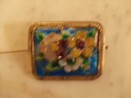 BROCHE EN EMAUX DU VIVARAIS Signée Au Dos -  DIM/  5,3cmX4,3cm - Broschen