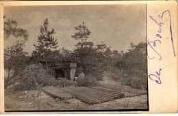 Belle CARTE PHOTO  Non écrite Non Située - 2 Soldats Ou  Militaires Allemands ? - Tubes à Terre -  Guerre - 14 19 - Matériel