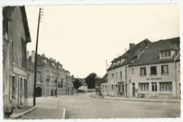 Chaource  (Aube) Rue Des Fontaines Reconstruite - Café - Chaource